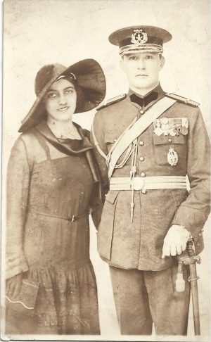 Ofițer român de artilerie cu sabie, decorat cu Ordinul Steaua României cu spade, Coroana României cu spade, Avântul Țării, Crucea comemorativă a războiului 1916-1918 cu 5 barete, Medalia Victoriei și insigna Școlii Superioare de Război, 1931, studio Fotofilm, Cluj