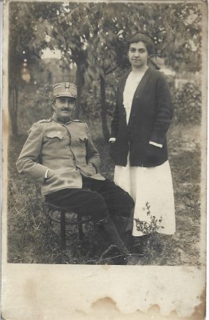 Ofițer român în uniformă model 1912 cu pantaloni din catifea și jambiere din piele