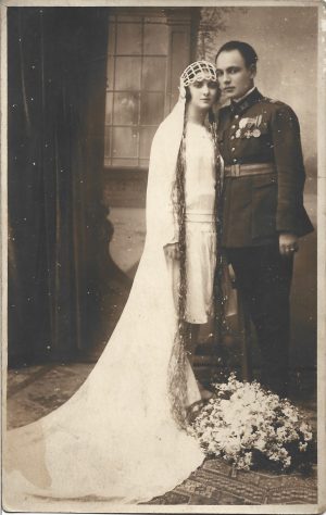Căpitan român decorat cu Ordinul Coroana României, Crucea comemorativă a războiului 1916-1918 cu trei barete și Medalia Victoria, 1927, studio Munteanu, Câmpulung Muscel