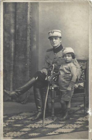 Ofițer român cu sabie, bareta Coroana României cu spade și însemn de rănit, 1920