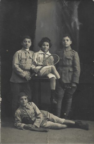 Băieți în uniforme militare românești model 1912 și 1916, anul 1919