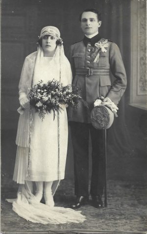 Ofițer român cu sabie, decorat cu Ordinul Coroana României cu spade și Crucea comemorativă a războiului 1916-1918, studio E Huber, Botoșani, 1925
