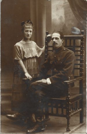 Ofițer român decorat cu Crucea comemorativă a războiului 1916-1918, studio Rembrandt, Iași, 1921