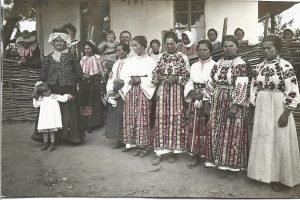 Femei în port popular, România, perioada antebelică