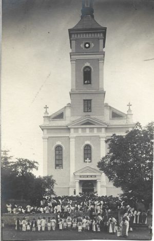 Rebrișoara, mulțime de țărani români adunați în fața bisericii, campanie electorală, anii 1920