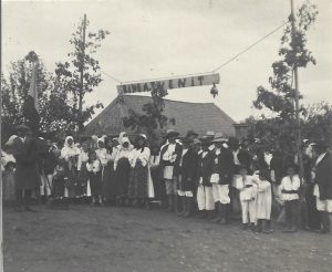 Rușii Bârgăului, fotograf și mulțime de țărani români adunați, campanie electorală, anii 1920