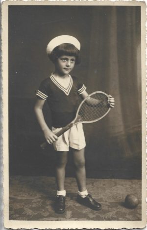 Copil cu rachetă de tenis și minge, studio Foto Modern, Turnu Severin, perioada interbelică
