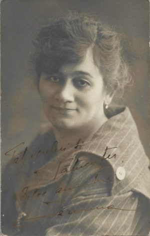 Portret de femeie, România, perioada interbelică