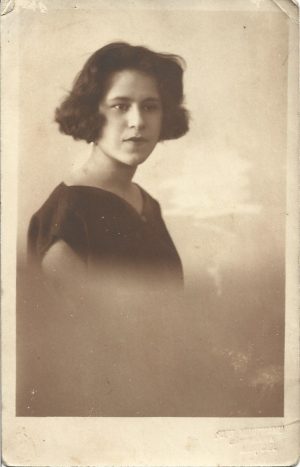 Portret de femeie, 1925, studio Munteanu, Câmpulung Muscel