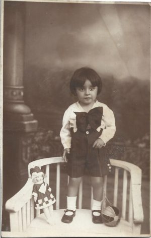 Copil cu păpușă și minge, România, 1931