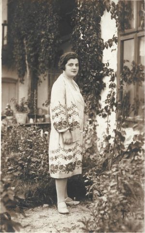 Femeie, studio Munteanu, Câmpulung Muscel