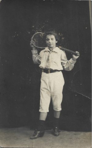 Fetiță cu rachetă de tenis, Burdujeni, 1920
