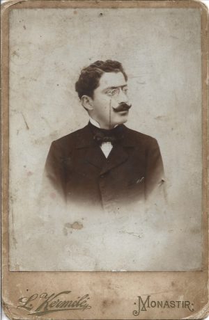 Aromân sau român fotografiat la studio Lazar Kermélé, Monastir (Bitola), Imperiul otoman