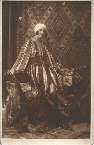 Femeie în port popular românesc, 1925, Burdujeni