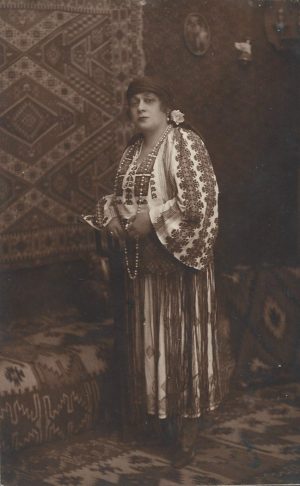 Femeie în port popular românesc, 1925, studio Munteanu, Câmpulung Muscel