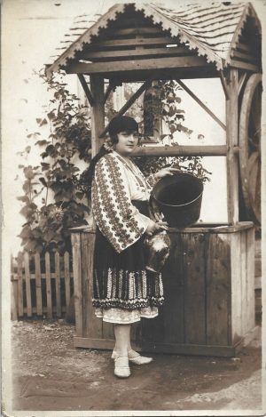 Femeie în port popular românesc, studio Munteanu, Câmpulung Muscel