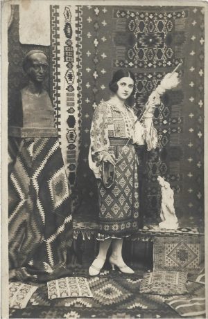 Femeie în port popular românesc, 1926