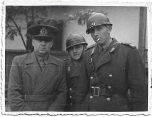 Medic militar și ofițeri români cu căști Adrian, perioada regalității