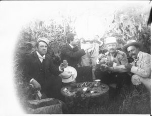 Ofițer român în uniformă model 1895 și civili la un pahar de vin cu covrigi, fin de siècle