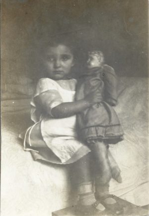Fetiță cu păpușă, România, 1930