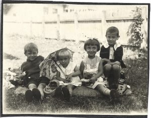 Copii cu jucării, România, perioada interbelică