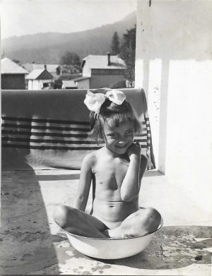 Fetiță în lighean, România, 1938