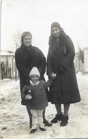 Fetiță cu ursuleț de pluș, România, 1938