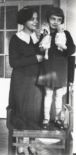 Fetiță cu păpuși, România, 1935