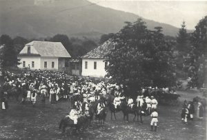Mare adunare de țărani români în port popular, Transilvania, perioada interbelică