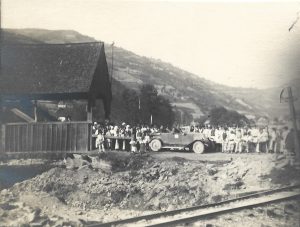 Automobil de epocă și țărani români în port popular, Transilvania, perioada interbelică