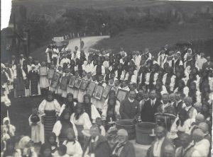 Țărani români în port popular în procesiune religioasă, cu icoane, Transilvania, perioada interbelică