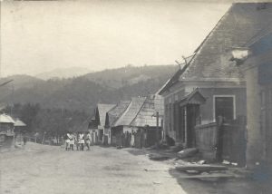 Țărani români pe ulița satului, Transilvania, anii 1920