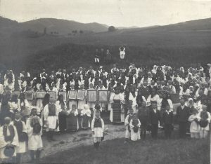 Țărani români în port popular în procesiune religioasă, cu icoane, Transilvania, perioada interbelică