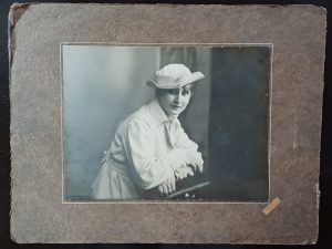 Femeie, studio Siegmund Packer, Jași-Slănic, fotografie de mari dimensiuni