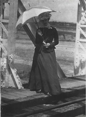 Femeie cu umbrelă, România, fin de siècle