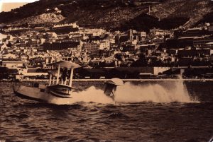 Supermarine Walrus, hidroavion militar britanic, amerizează la Gibraltar, anii 1930
