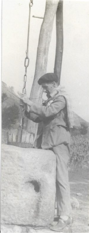 Bărbat la fântână cu cumpănă, România, 1928