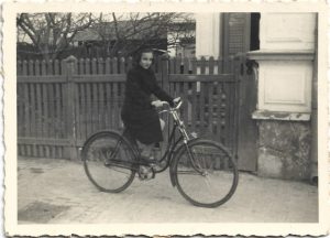 Fetiță pe bicicletă, România, perioada interbelică