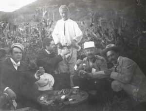 Ofițer român în uniformă model 1895 și civili la un pahar de vin cu covrigi, fin de siècle