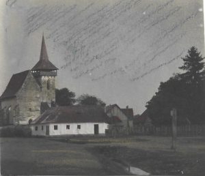 Biserica din Șintereag, județul Bistrița-Năsăud, fotografie colorizată manual, perioada interbelică