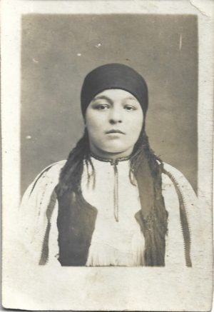 Țărancă din Transilvania în port popular românesc, 1928