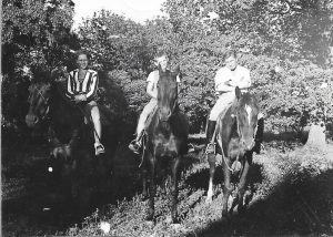 Tineri pe cai, România, anii 1930
