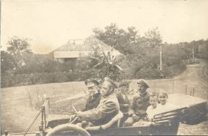 Bărbați cu chipie rusești, în automobil, Basarabia, 1912