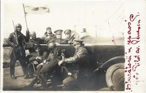 Sburătorii în repaos, foto Pilot av Penescu P/Piloți de aviație militari cu autoturism, perioada interbelică, România