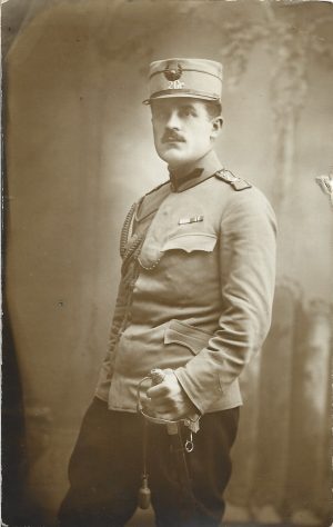 Sublocotenent român din Regimentul 2 Grăniceri în uniformă de campanie model 1912, cu sabie și 2 barete de decorații