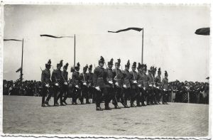 Sublocotenenți medici militari români în uniforma de ceremonie model 1930/34, perioada interbelică
