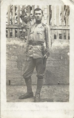 Soldat de origine română din armata ungară, cu baionetă decorat cu Tapferkeitsmedaille și Karl-Truppenkreuz, Primul Război Mondial