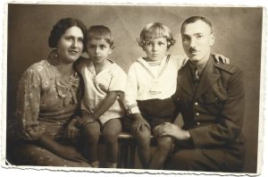 Plutonier-major român cu familia, Cernăuți, 1937, studio Salo Brüll