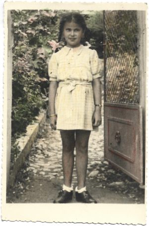 Fetiță, fotografie colorizată, România, perioada interbelică
