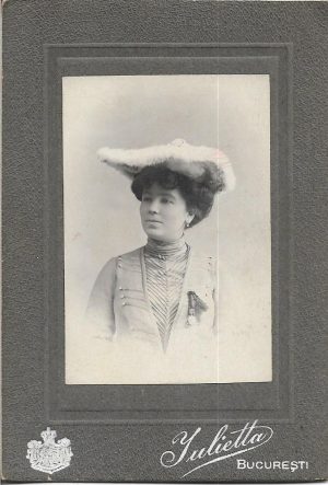 Femeie, studio Julietta
